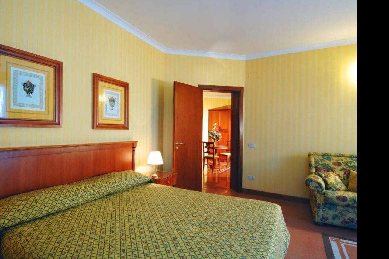 Hotel Residenza D'aragona 4*